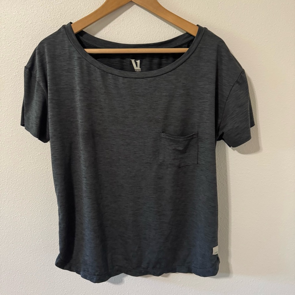 Vuori Lux Performance Pocket Tee Gray Relaxed Semi-Cropped Athleisure Gym-Medium